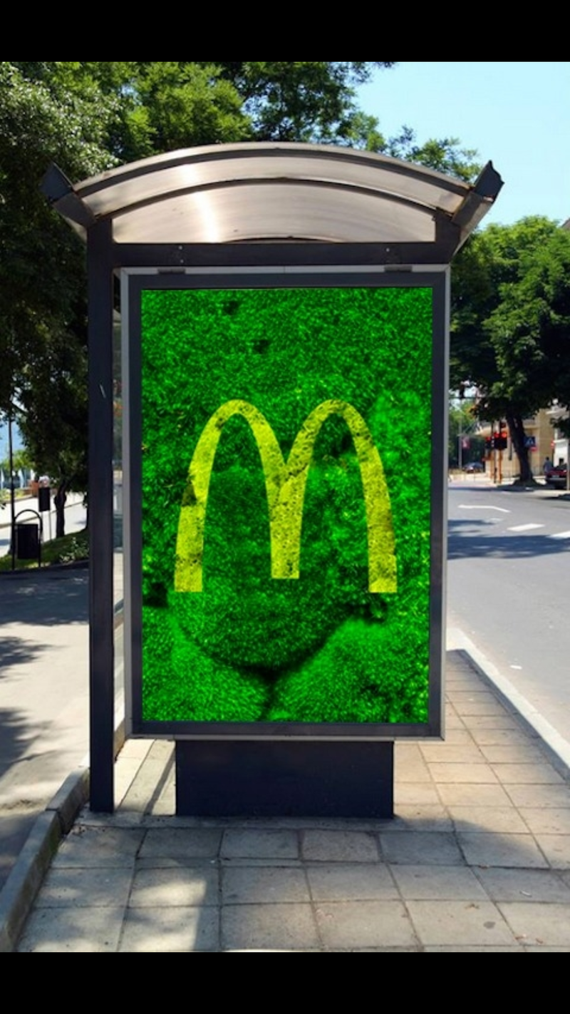 Publicidad con paneles de musgos en las paradas de transporte público.